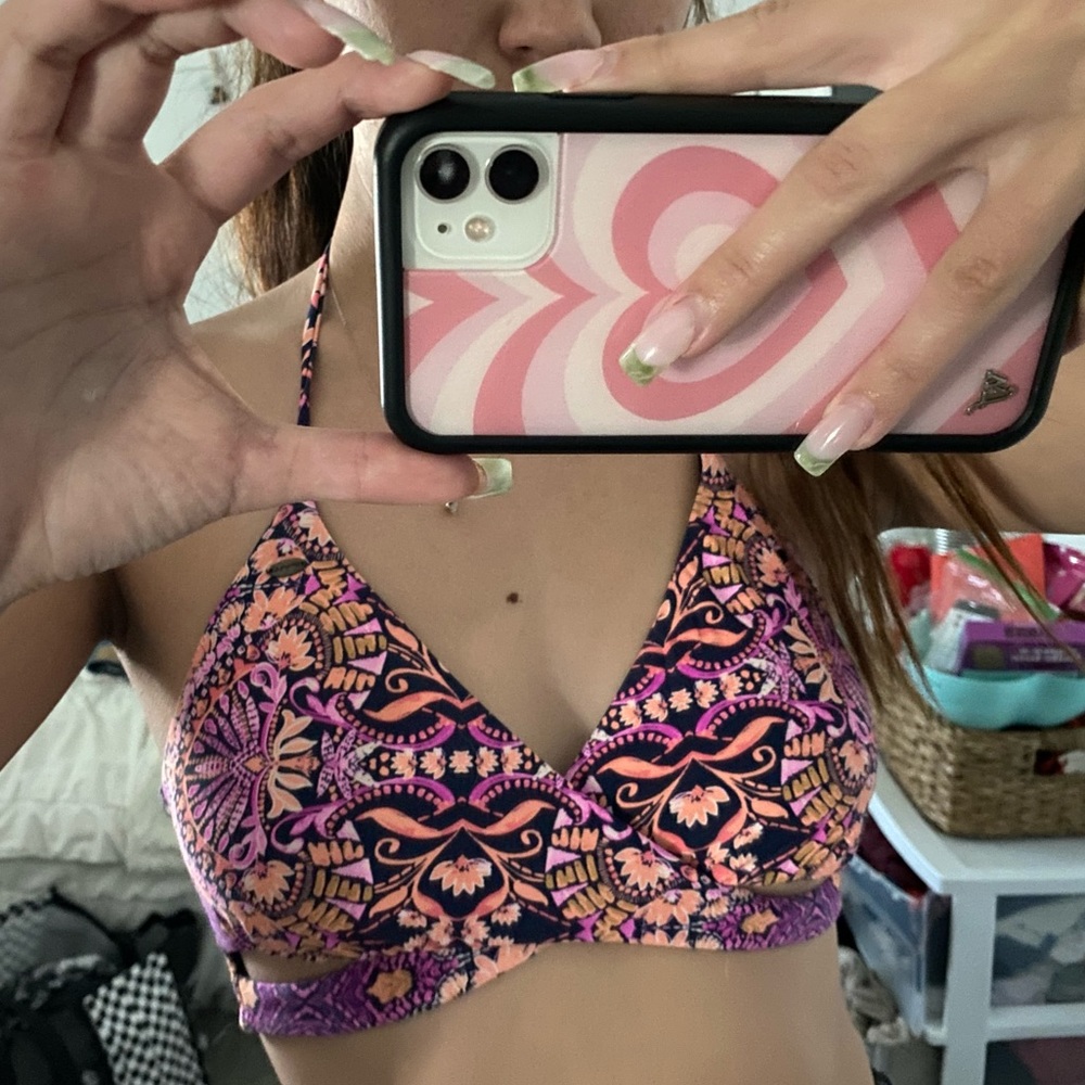 brand new o’neil swimsuit top! in amazing condition, never worn! size small
